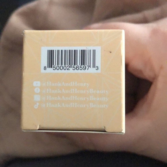 Hank & Henry Lustre Glows Illuminating Primer in Gold - Picture 4 of 5